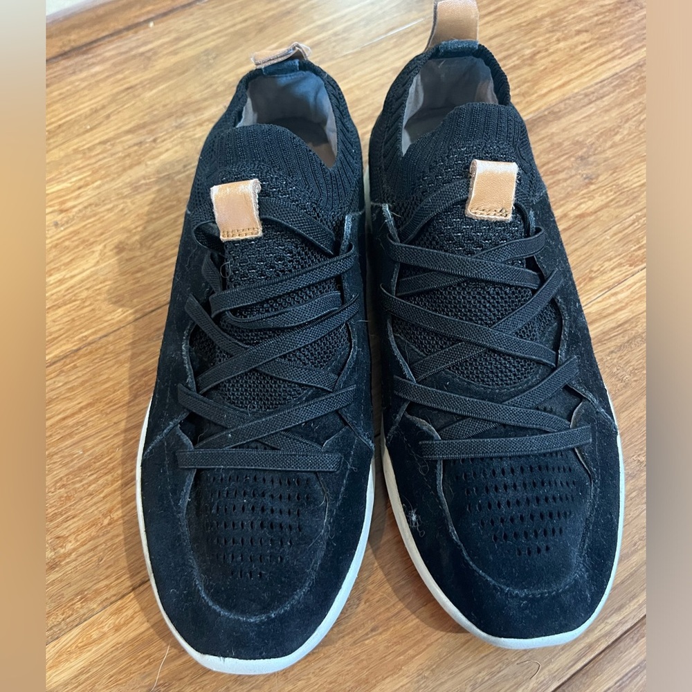 Earth slip on shoes in black